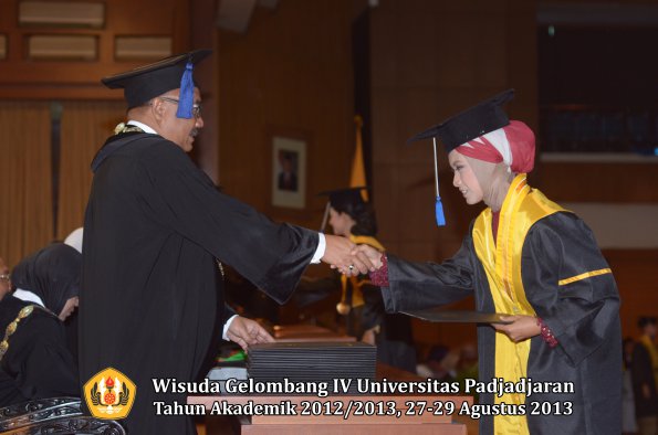 wisuda-unpad-gel-iv-ta-2012_2013-fakultas-isip-oleh-dekan-225