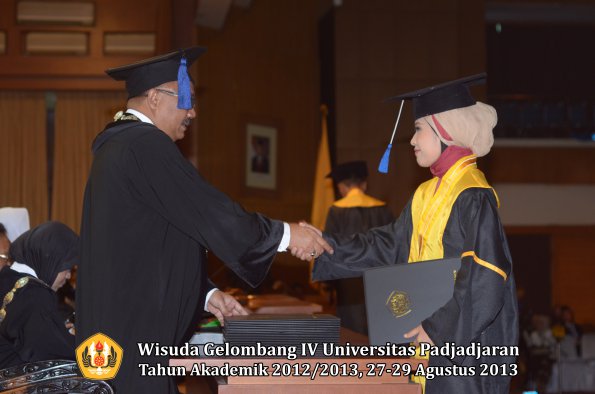 wisuda-unpad-gel-iv-ta-2012_2013-fakultas-isip-oleh-dekan-228