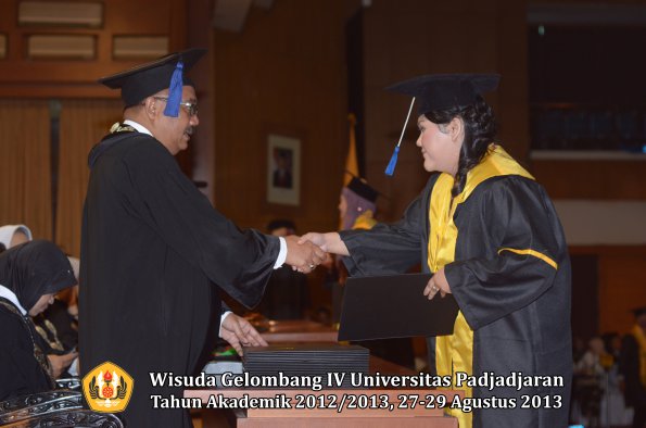 wisuda-unpad-gel-iv-ta-2012_2013-fakultas-isip-oleh-dekan-230