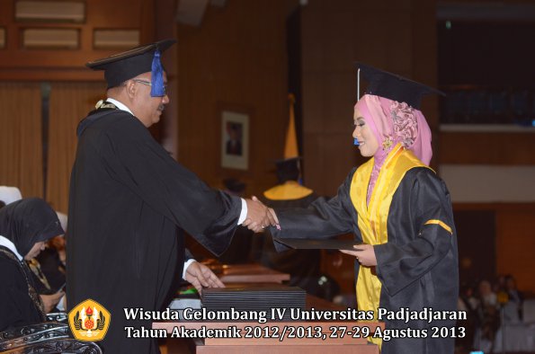 wisuda-unpad-gel-iv-ta-2012_2013-fakultas-isip-oleh-dekan-231