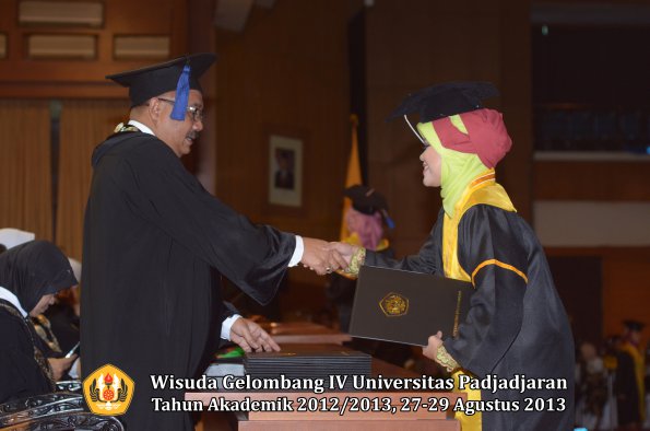 wisuda-unpad-gel-iv-ta-2012_2013-fakultas-isip-oleh-dekan-232