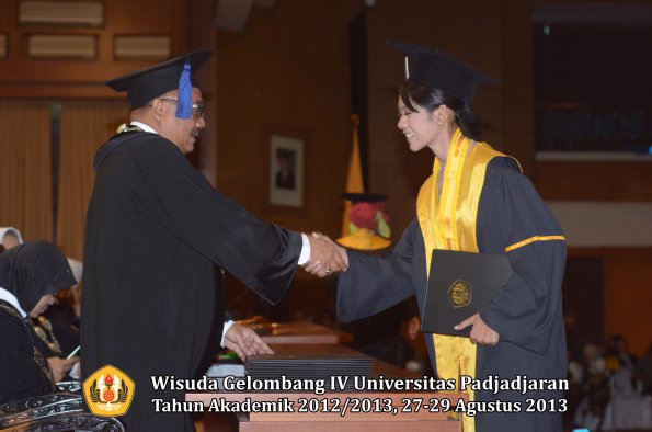 wisuda-unpad-gel-iv-ta-2012_2013-fakultas-isip-oleh-dekan-233