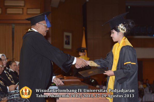 wisuda-unpad-gel-iv-ta-2012_2013-fakultas-isip-oleh-dekan-235