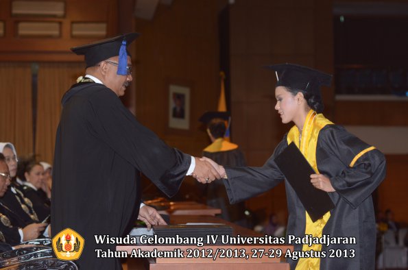 wisuda-unpad-gel-iv-ta-2012_2013-fakultas-isip-oleh-dekan-236