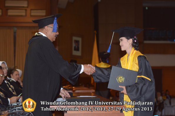 wisuda-unpad-gel-iv-ta-2012_2013-fakultas-isip-oleh-dekan-237