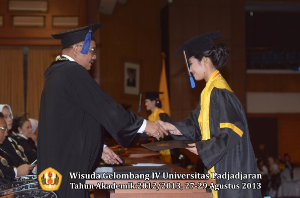 wisuda-unpad-gel-iv-ta-2012_2013-fakultas-isip-oleh-dekan-238