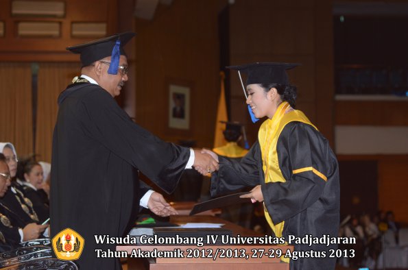 wisuda-unpad-gel-iv-ta-2012_2013-fakultas-isip-oleh-dekan-239