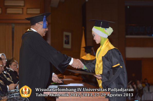 wisuda-unpad-gel-iv-ta-2012_2013-fakultas-isip-oleh-dekan-241