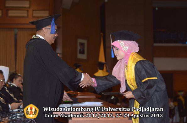 wisuda-unpad-gel-iv-ta-2012_2013-fakultas-isip-oleh-dekan-244