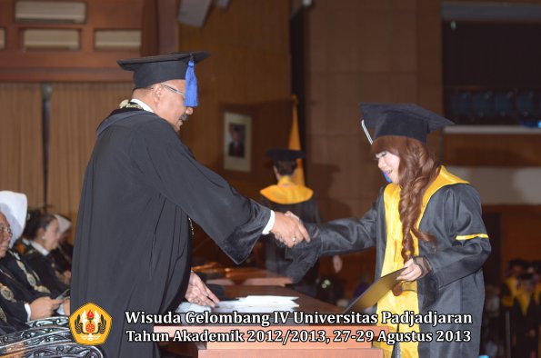 wisuda-unpad-gel-iv-ta-2012_2013-fakultas-isip-oleh-dekan-246