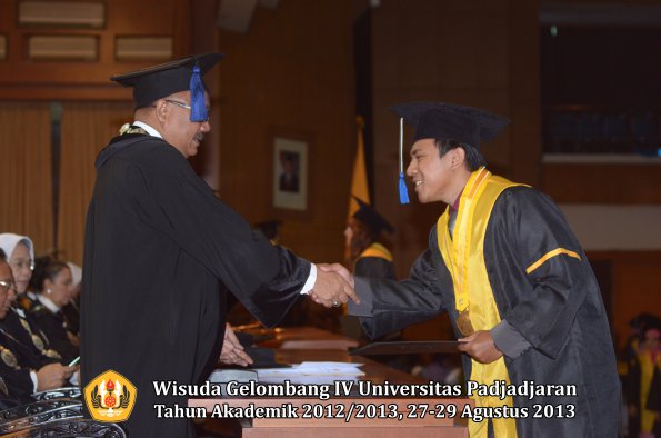 wisuda-unpad-gel-iv-ta-2012_2013-fakultas-isip-oleh-dekan-247