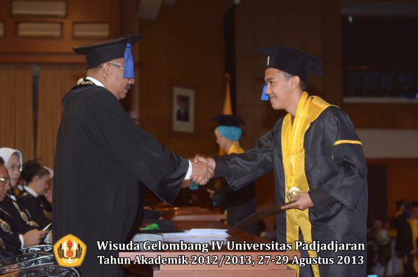 wisuda-unpad-gel-iv-ta-2012_2013-fakultas-isip-oleh-dekan-249