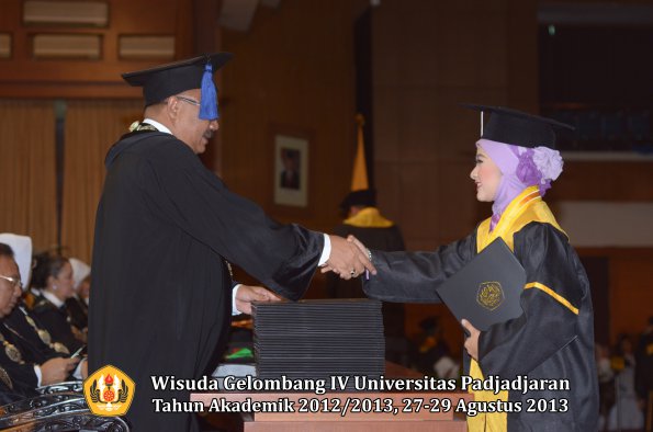 wisuda-unpad-gel-iv-ta-2012_2013-fakultas-isip-oleh-dekan-251