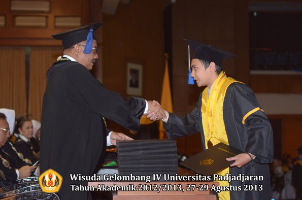 wisuda-unpad-gel-iv-ta-2012_2013-fakultas-isip-oleh-dekan-252