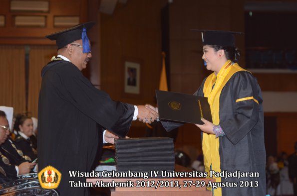 wisuda-unpad-gel-iv-ta-2012_2013-fakultas-isip-oleh-dekan-253