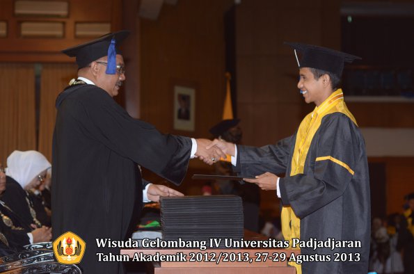 wisuda-unpad-gel-iv-ta-2012_2013-fakultas-isip-oleh-dekan-256