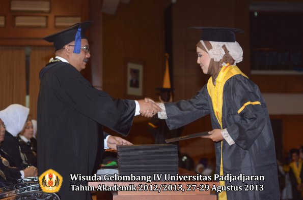 wisuda-unpad-gel-iv-ta-2012_2013-fakultas-isip-oleh-dekan-258