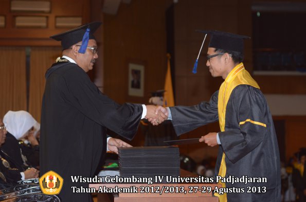 wisuda-unpad-gel-iv-ta-2012_2013-fakultas-isip-oleh-dekan-259