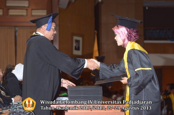 wisuda-unpad-gel-iv-ta-2012_2013-fakultas-isip-oleh-dekan-264