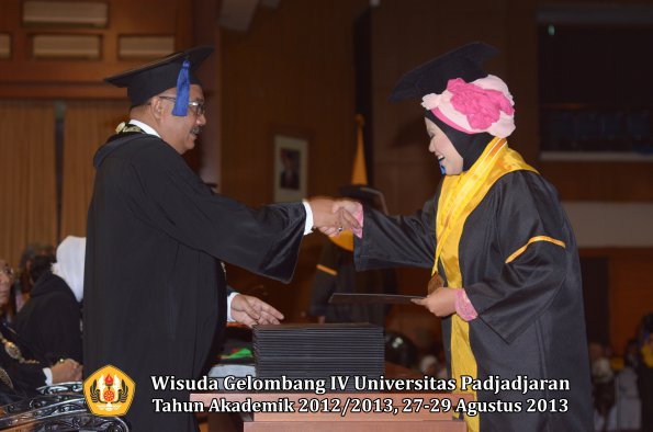 wisuda-unpad-gel-iv-ta-2012_2013-fakultas-isip-oleh-dekan-265