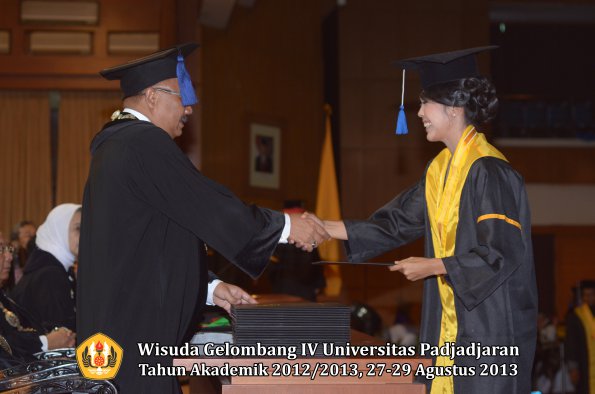 wisuda-unpad-gel-iv-ta-2012_2013-fakultas-isip-oleh-dekan-270