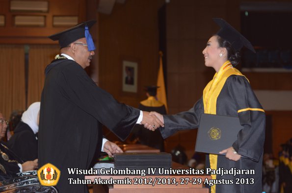 wisuda-unpad-gel-iv-ta-2012_2013-fakultas-isip-oleh-dekan-275