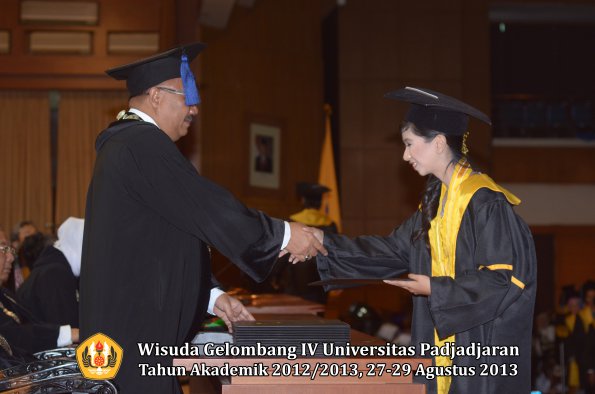 wisuda-unpad-gel-iv-ta-2012_2013-fakultas-isip-oleh-dekan-281