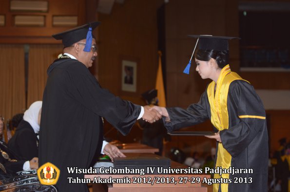 wisuda-unpad-gel-iv-ta-2012_2013-fakultas-isip-oleh-dekan-282