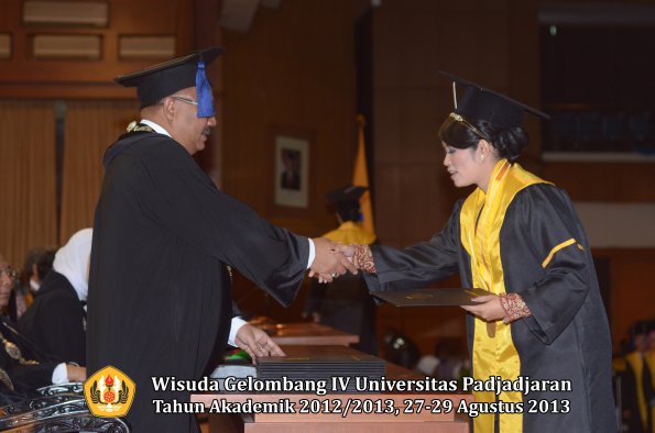 wisuda-unpad-gel-iv-ta-2012_2013-fakultas-isip-oleh-dekan-283