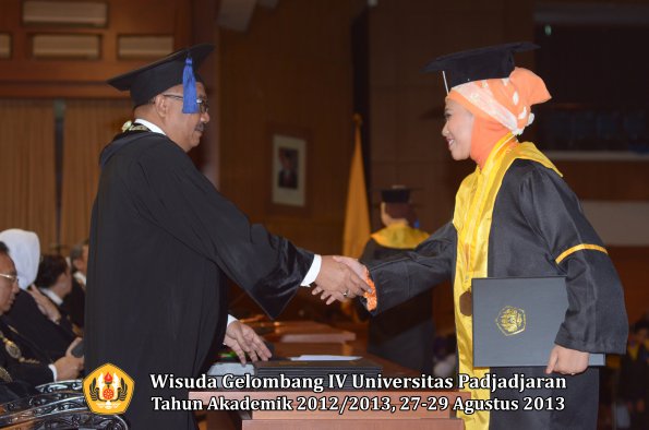 wisuda-unpad-gel-iv-ta-2012_2013-fakultas-isip-oleh-dekan-287