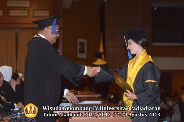 wisuda-unpad-gel-iv-ta-2012_2013-fakultas-isip-oleh-dekan-290