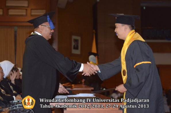 wisuda-unpad-gel-iv-ta-2012_2013-fakultas-isip-oleh-dekan-292