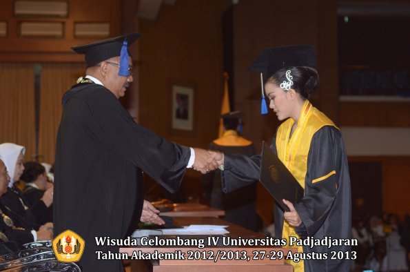 wisuda-unpad-gel-iv-ta-2012_2013-fakultas-isip-oleh-dekan-293