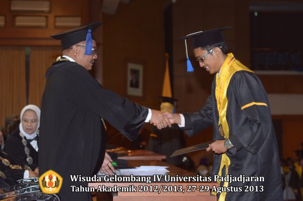 wisuda-unpad-gel-iv-ta-2012_2013-fakultas-isip-oleh-dekan-296