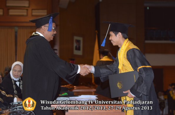 wisuda-unpad-gel-iv-ta-2012_2013-fakultas-isip-oleh-dekan-299