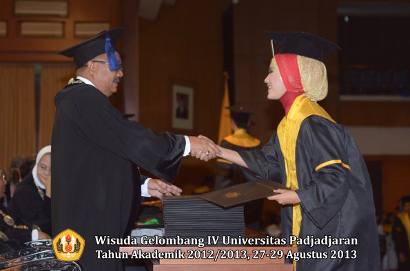 wisuda-unpad-gel-iv-ta-2012_2013-fakultas-isip-oleh-dekan-304