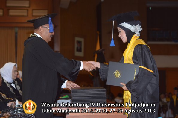 wisuda-unpad-gel-iv-ta-2012_2013-fakultas-isip-oleh-dekan-309