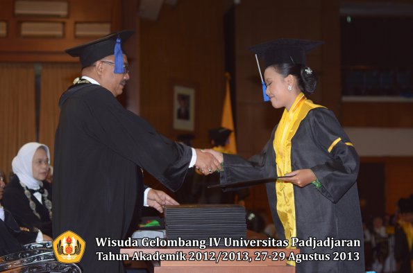 wisuda-unpad-gel-iv-ta-2012_2013-fakultas-isip-oleh-dekan-311