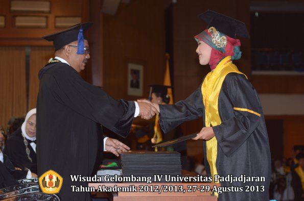 wisuda-unpad-gel-iv-ta-2012_2013-fakultas-isip-oleh-dekan-312