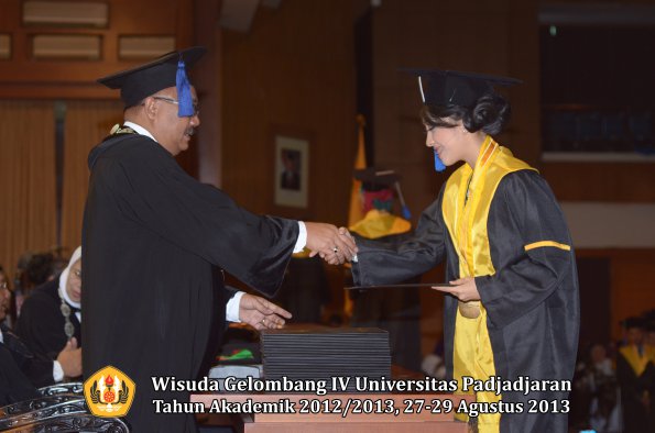 wisuda-unpad-gel-iv-ta-2012_2013-fakultas-isip-oleh-dekan-313