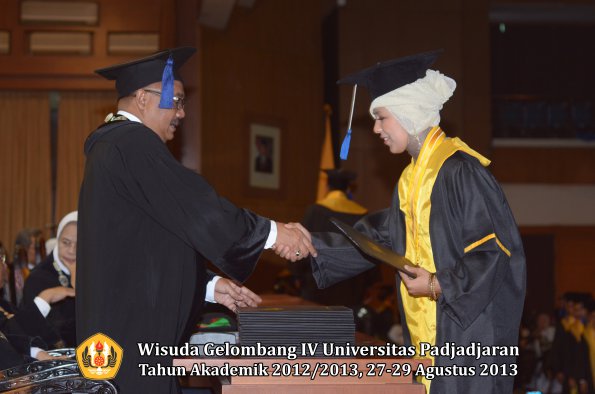 wisuda-unpad-gel-iv-ta-2012_2013-fakultas-isip-oleh-dekan-318