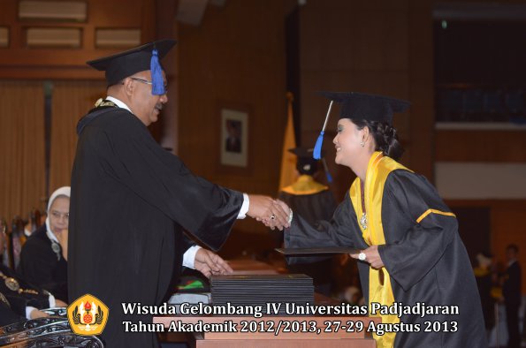 wisuda-unpad-gel-iv-ta-2012_2013-fakultas-isip-oleh-dekan-321