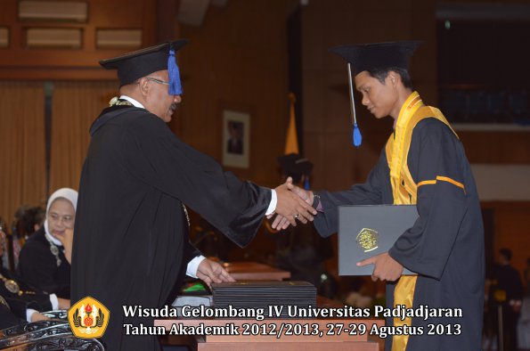 wisuda-unpad-gel-iv-ta-2012_2013-fakultas-isip-oleh-dekan-324