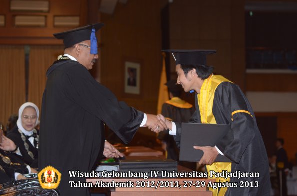 wisuda-unpad-gel-iv-ta-2012_2013-fakultas-isip-oleh-dekan-327