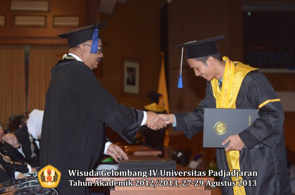 wisuda-unpad-gel-iv-ta-2012_2013-fakultas-isip-oleh-dekan-328