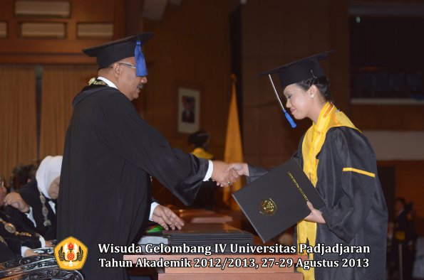 wisuda-unpad-gel-iv-ta-2012_2013-fakultas-isip-oleh-dekan-329