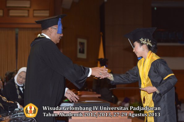 wisuda-unpad-gel-iv-ta-2012_2013-fakultas-isip-oleh-dekan-332