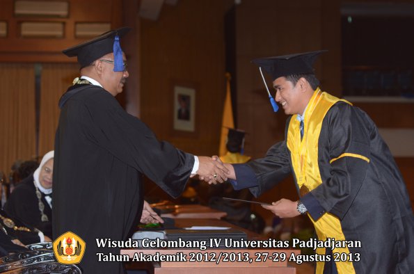 wisuda-unpad-gel-iv-ta-2012_2013-fakultas-isip-oleh-dekan-333