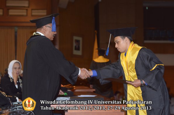 wisuda-unpad-gel-iv-ta-2012_2013-fakultas-isip-oleh-dekan-334