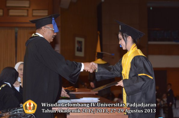 wisuda-unpad-gel-iv-ta-2012_2013-fakultas-isip-oleh-dekan-341